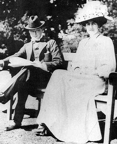 Winston_Churchill_(1874-1965)_with_fiancée_Clementine_Hozier_(1885-1977)_shortly_before_their_marriage_in_1908